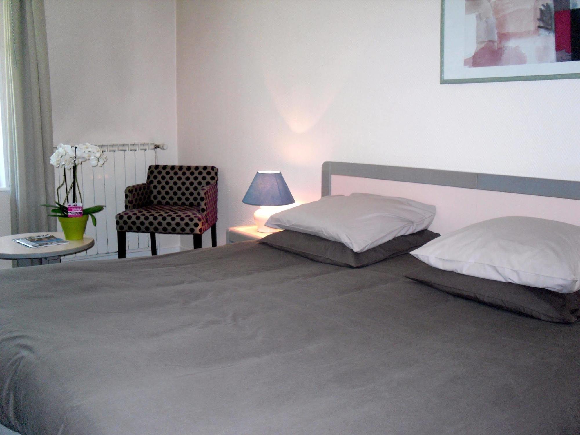 Logis Hotel Saint-Roch Pleumartin Exteriér fotografie